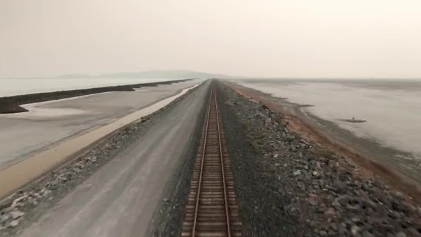 ユタ州の大塩湖を横断する素晴らしい鉄道が前進しています — ストック動画