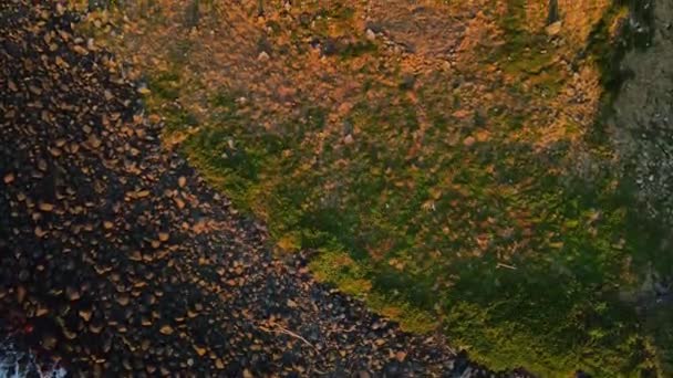 ゴールデンアワーの間のクック島のロッキーショア オーストラリアのニューサウスウェールズ州のフィンガルヘッド近くの孤立した島 — ストック動画