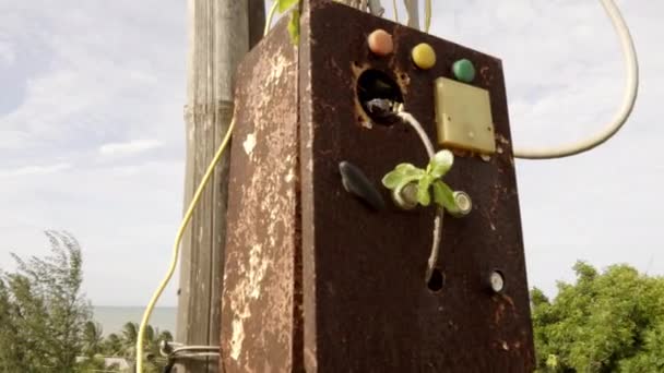 Una Caja Interruptores Powerboard Oxidada Utilizada Conectada Poste Lámpara — Vídeo de stock