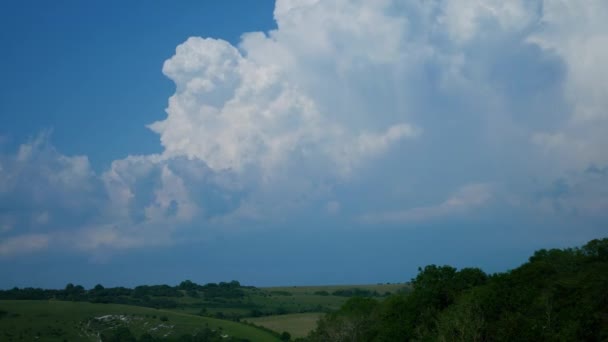 Czas Upływa Poranne Chmury Przesuwają Się Nad Zielonymi Wzgórzami — Wideo stockowe