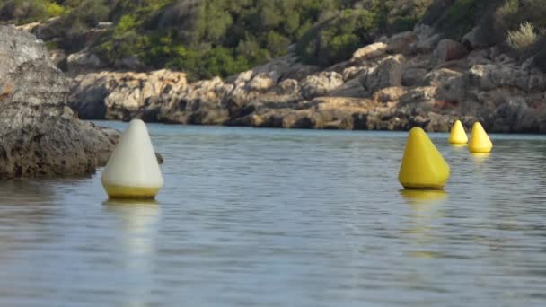 Boyas Navegación Cónicas Amarillas Que Indican Canal Para Embarcaciones Una — Vídeos de Stock