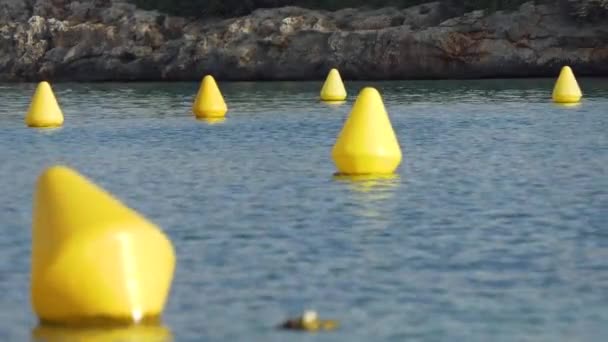 岩礁における船舶の進路を示す黄色の円錐形の航海ブイ六隻のグループ — ストック動画