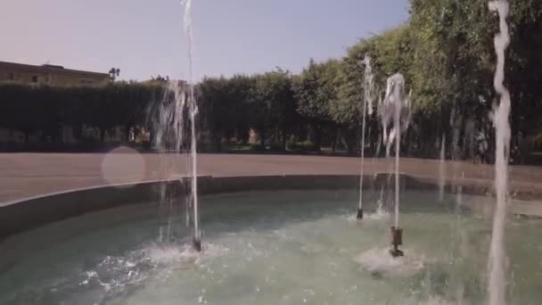 人だかりのない公園の噴水が水を撒く — ストック動画