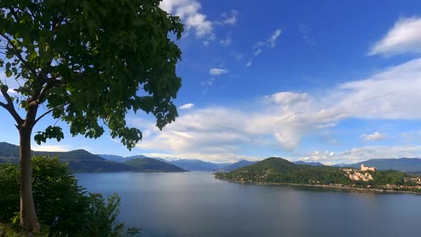 Prachtige Time Lapse Van Maggiore Meer Met Angera Kasteel Alpen — Stockvideo