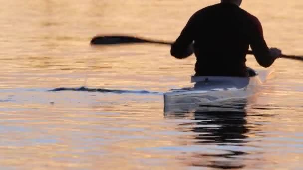 一名男子在赛艇比赛中保持身体平衡 在训练期间不时地休息 美丽的日出映照在澳大利亚金碧辉煌湖畔的Qld湖畔 — 图库视频影像