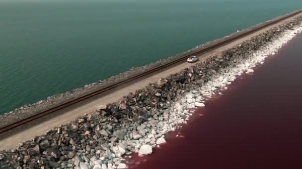 Φορτηγό Διασχίζει Δρόμο Πάνω Από Την Λίμνη Pink Και Μπλε — Αρχείο Βίντεο
