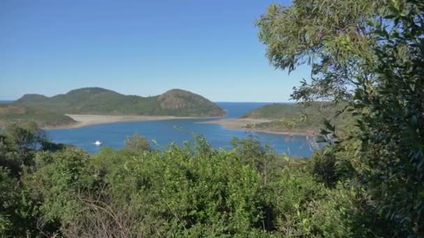 Segelbåt Segling Whitehaven Beach Från Viewpoint Green Woods Whitsunday Islands — Stockvideo