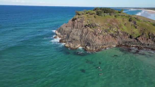 Bird Eye View Norries Headland Rocky Cliff Surfing Cabarita Beach — Vídeos de Stock