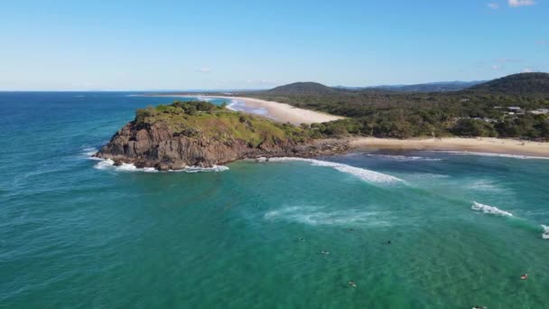 Letecký Pohled Lidi Surfování Modrém Oceánu Létě Surfování Cabarita Beach — Stock video