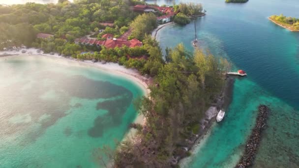 Bovenaanzicht Vanuit Lucht Tropisch Eiland Zeilboten Kleurrijk Rif Rode Daken — Stockvideo