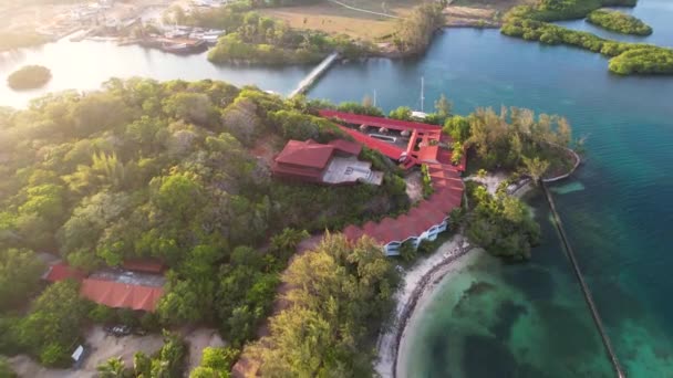 Αεροφωτογραφία Της Ακτής Τροπικό Νησί Ιστιοφόρα Και Πολύχρωμα Ύφαλο Σπίτια — Αρχείο Βίντεο