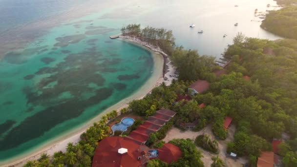 Vzdušný Výhled Pobřeží Tropických Ostrovů Plachetnice Barevné Útesy Červené Střechy — Stock video