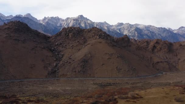 Aerial Vast Eastern Sierra Valley Floor Dolly Avanti Pan Destra — Video Stock