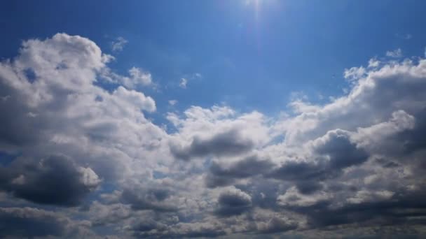 Cielo Azul Behing Rodando Nubes Tormentosas Timelapse — Vídeos de Stock