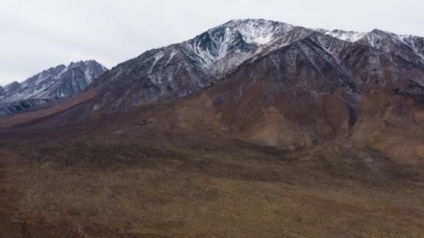 Vista Aérea Vasta Sierra Oriental Montañas Cubiertas Nieve Pan Izquierda — Vídeos de Stock