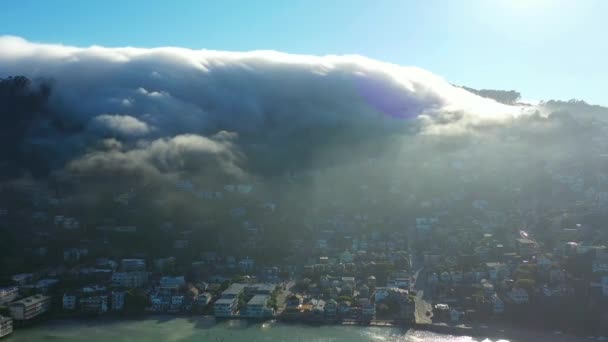 Caducidad Aérea Niebla Que Fluye Sobre Las Estribaciones Hacia Aldea — Vídeo de stock