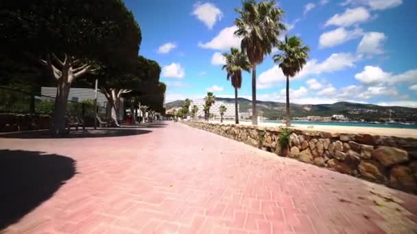 Bloqueio Tijolos Praia Pavimento Mallorca Praia Espanha Tiro Gimbal — Vídeo de Stock