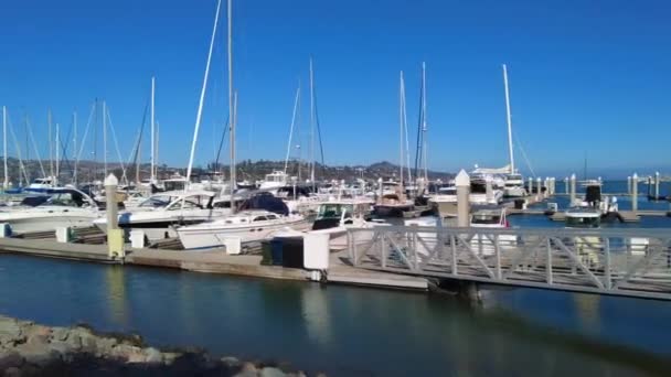 Panorámica Tiro Través Rampa Marina Muelle Flotante Con Barcos Yates — Vídeos de Stock