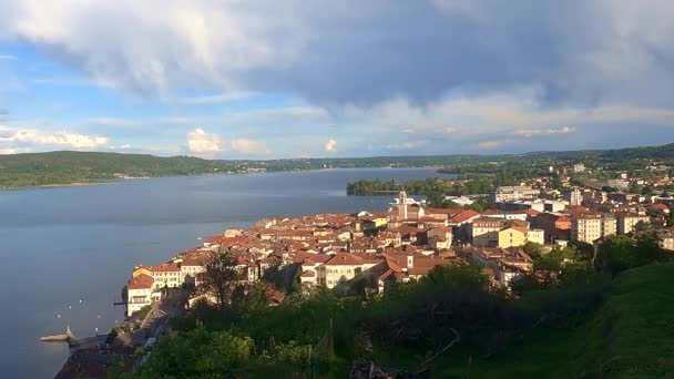 Prachtige Groothoek Tijdapsis Van Bewegende Wolken Arona Stad Maggiore Meer — Stockvideo