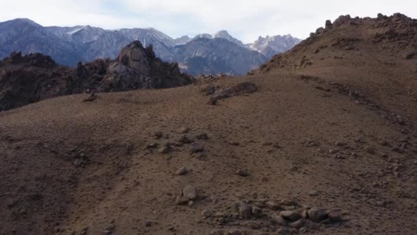 Aerial Nad Suchą Hillside Epickim Widokiem Góry Wschodniej Sierra Odległości — Wideo stockowe