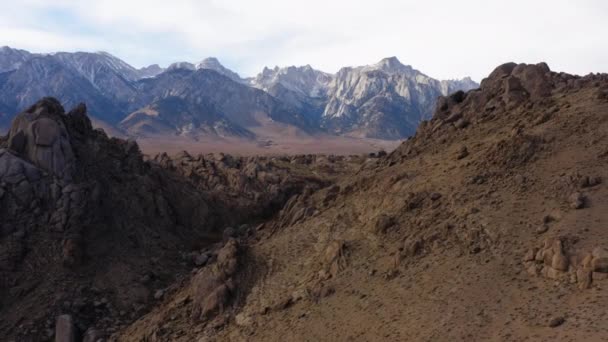 Antenne Über Trockenem Hang Mit Epischen Ansichten Der Östlichen Sierra — Stockvideo