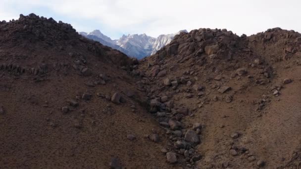 Aerial Ove Rrocky Hillside Mit Epischen Ansichten Der Östlichen Sierra — Stockvideo