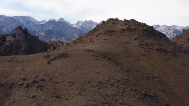 Doğu Sierra Nın Kuru Tepesinin Üzerindeki Hava Dolly Geri — Stok video