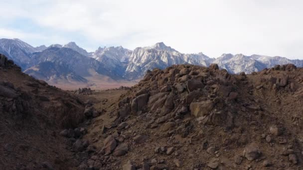 Antenne Über Trockenem Hang Mit Epischen Ansichten Der Östlichen Sierra — Stockvideo