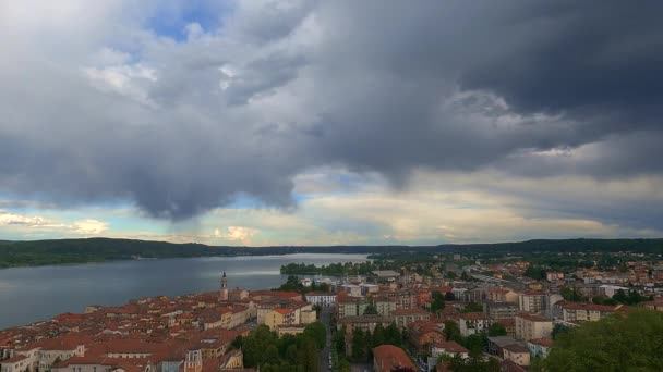 Unikátní Širokoúhlý Časový Odstup Temné Bouře Pohybující Nad Městem Arona — Stock video