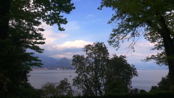 Widok Małej Łodzi Pływającej Jeziorze Maggiore Włoszech Jak Widać Villa — Wideo stockowe
