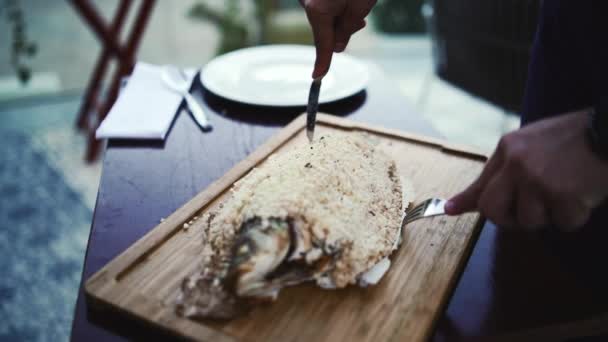 Tentant Delicatesă Filet Pește Crocant Foc Flacără — Videoclip de stoc