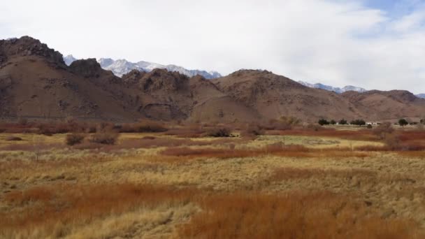 Droge Woestijngraslanden Het Oosten Van Sierra Met Bergen Afstand Luchtfoto — Stockvideo
