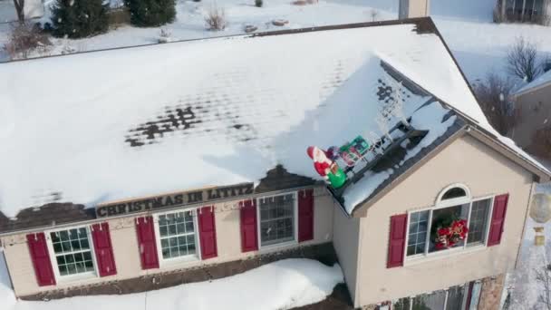 Wintersneeuw Valt Luchtfoto Van Kerstman Met Rendieren Slee Besneeuwde Daken — Stockvideo