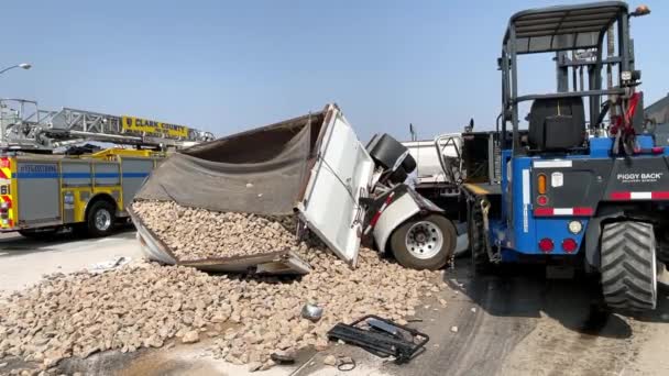 トラックは高速道路に岩の負荷を流出させ閉鎖を引き起こす — ストック動画