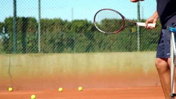 Профессиональный Теннисист Подает Мяч Суд Замедленной Съемке — стоковое видео