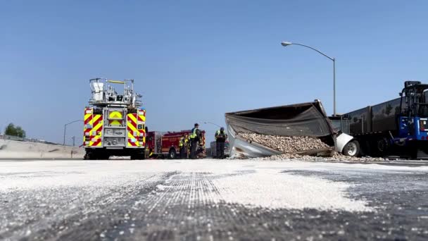 Truck Crash Wyciek Zamyka Zajęty Autostrady — Wideo stockowe