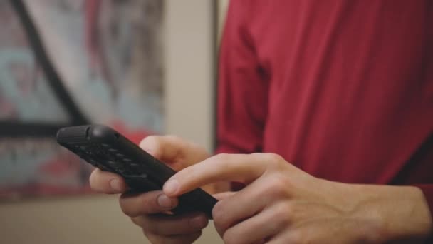Close Mãos Masculinas Usando Smartphone Dentro Casa — Vídeo de Stock