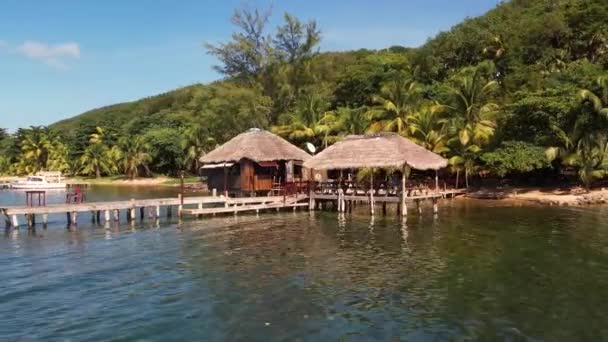 Sazlı Çatılı Yüzen Restoran Suyun Üzerindeki Tahta Direklerin Üzerinde Duruyor — Stok video