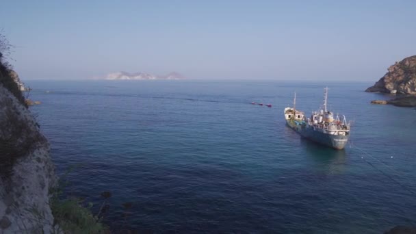 Olietanker Lpg Tanker Parkeren Bij Caletta Ponza Eiland Palmarola Palermo — Stockvideo