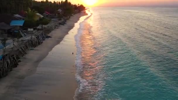 Nusa Penida Indonézia Légi Felvétel Homokos Strandról Narancssárga Napfényvisszaverődésről Óceánról — Stock videók