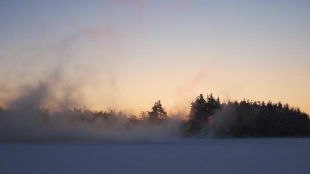 黄金の時間 日の出前の瞬間には非常に寒い冬の朝に川の蒸し 三脚ショット — ストック動画