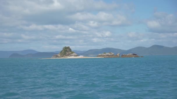 Whitsunday Hamilton Adası Yakınlarındaki Mercan Denizi Nin Ortasındaki Engebeli Ada — Stok video