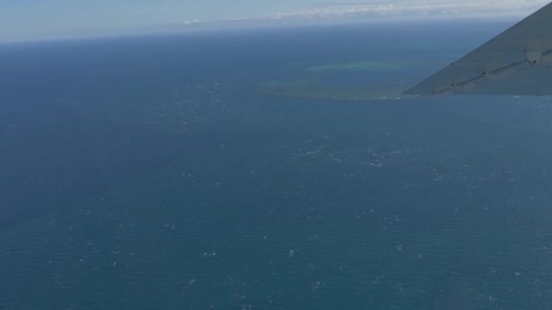 Letadlo v letu přes ohromující Svatodušní ostrovy ve Velkém bariérovém útesu, Queensland v létě. anténa