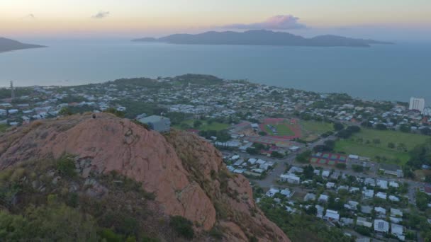 People Top Granite Monolith Boulder Viewing Cleveland Bay Magnetic Island — стоковое видео