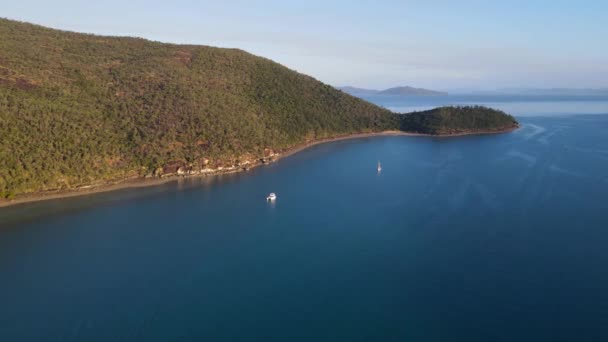 Katamaran Und Segelboot Auf Wasseroberfläche Der Nähe Von Nara Inlet — Stockvideo