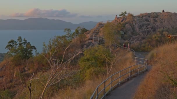 Resenärer Trappan Pathway Castle Hill Lookout Med Magnetisk Horizon Townsville — Stockvideo