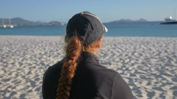 Rückenansicht Einer Brünetten Frau Cap Die Auf Dem Sand Sitzt — Stockvideo