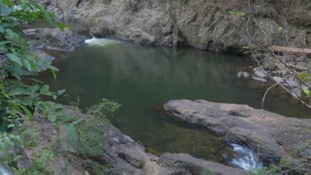 Stille Wateren Van Crystal Cascades Rock Pools Buurt Van Cairns — Stockvideo