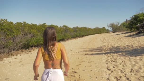 Kobieta Turystka Biegająca Piaszczystej Plaży Gęstym Liściem Langford Island Whitsundays — Wideo stockowe