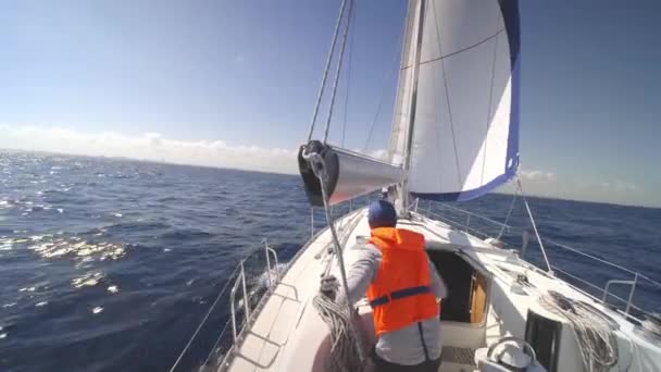 Baksidan Man Segelbåt Arbetar Med Segel Med Rep Och Vinsch — Stockvideo